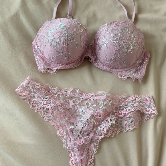 Victoria’s Secret lightly lined pick lace bra 32C - Picture 2 of 8